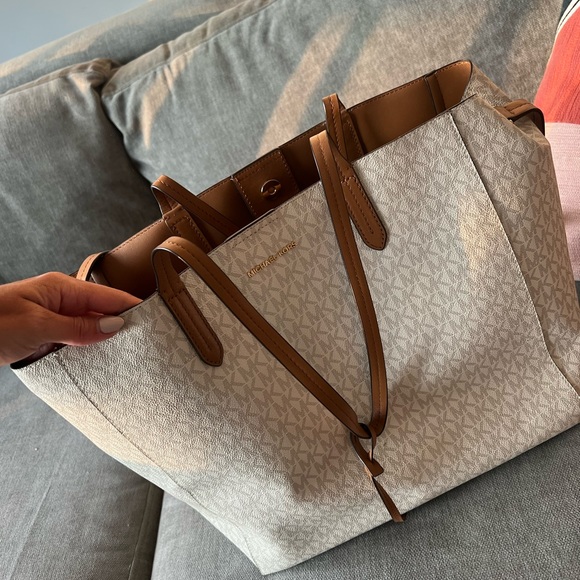 Michael Kor White Tote Purse - Picture 2 of 4